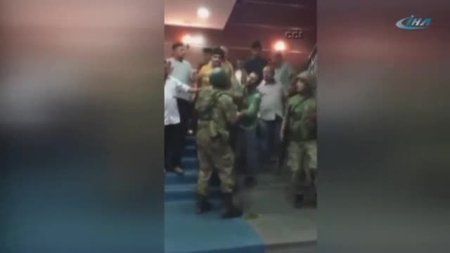 Valiliği basan askerleri vatandaş engelledi