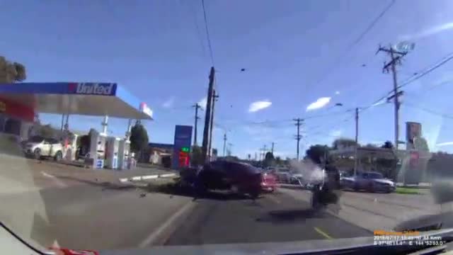 Motosikletler otomobile böyle çarptı