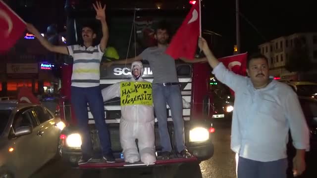 Bursa'da demokrasi şöleninde ilginç görüntü