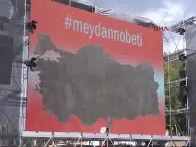 Kurbanların isimleri Taksim Meydanı'nda