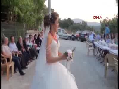 Darbe girişimi yüzünden yabancı damat Bursa'ya gelemedi, gelin tek başına oynadı