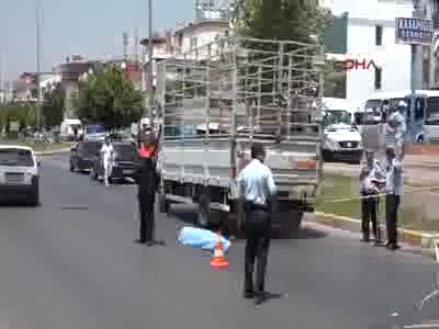 'Beni o.. yaptınız' dedi, kamyonetin önüne atlayıp canına kıydı