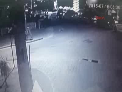 Marmaris'te darbeci askerler otelin yerini vatandaşlara sormuş
