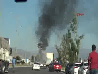 Erzincan'da polis otosuna el bombalı saldırı - 1