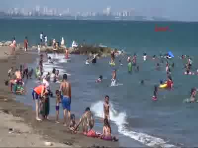 Mersin'de sıcaklar arttı sahiller Suriyelilerle doldu