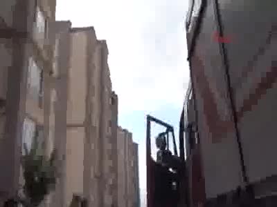 Araştırma görevlisi kadın 9'uncu kattan aşağıya atladı