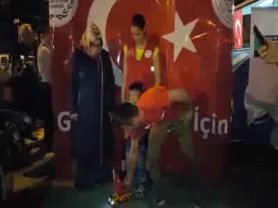 Küçük fenomen Türk Bayraklı yeni kamyonuna kavuştu