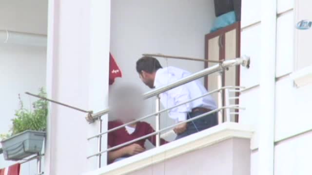 Babasının elinden balkondan atlayarak kurtuldu