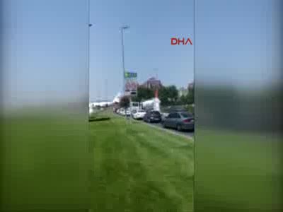 İstanbul'da yolda uçak görenler şaşkına döndü