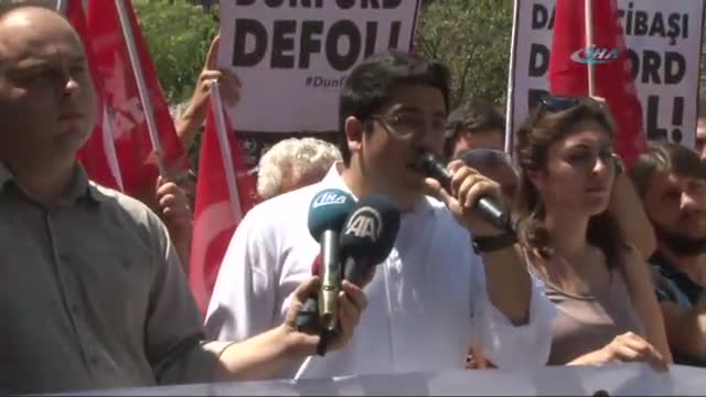 ABD Genelkurmay Başkanı'na bavullu protesto
