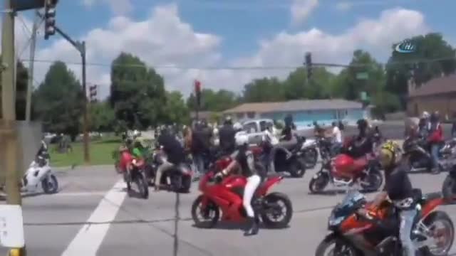 Bir anda etrafını onlarca motosikletli sardı