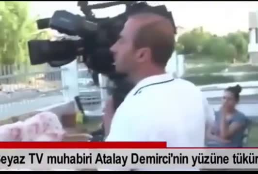 Atalay Demirci'ye şok! Beyaz TV muhabiri yüzüne tükürdü