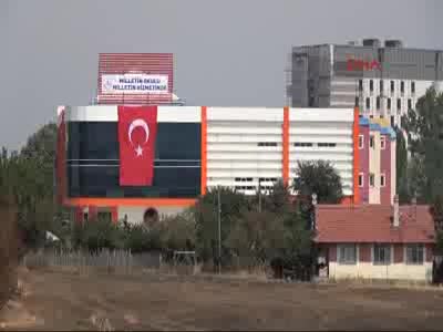 Kapatılan okullara, 'Milletin okulu milletin hizmetinde' pankartı