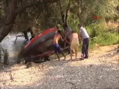 Sular yükselince mahsur kalan 2 kişi botla kurtarıldı