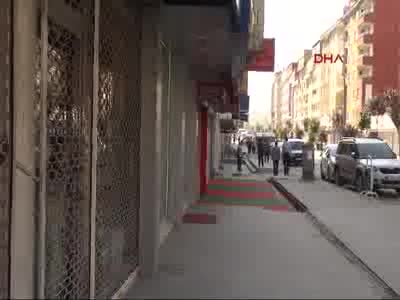 İlçe yapılma kararını protesto eden Hakkari esnafı kepenk açmadı
