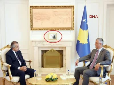 Kosova Cumhurbaşkanı'nın Papa fotoğrafını başköşeye koyması tepki çekti