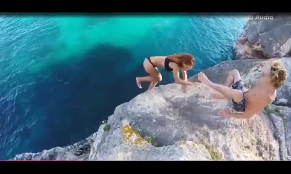 Kız arkadaşı düşerken verdiği tepki olay oldu