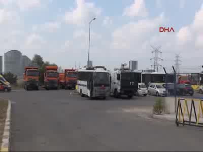Kamyonların kışla kapısı nöbeti sona erdi