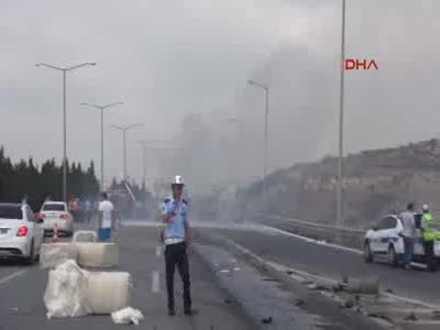 Pamuk yüklü TIR yanıp kül oldu