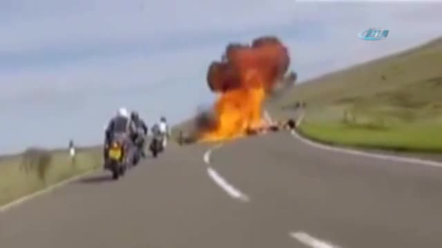 Kafa kafaya çarpışan motosikletler alev aldı