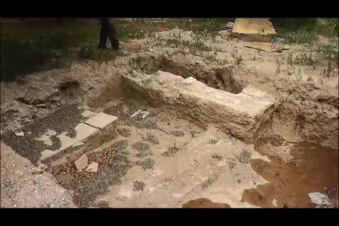 Bursa'da lahidin çıktığı tarla definecilerin ilgisini çekti