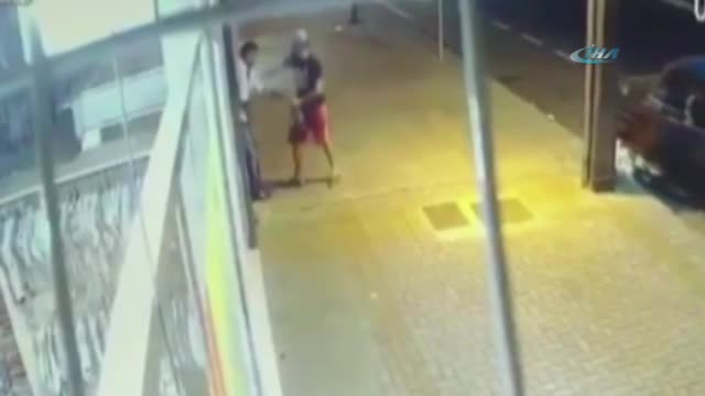 Sokak ortasında gaspçı dehşeti kamerada