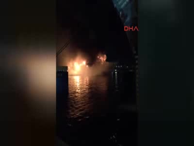 Türkiye'den yolcu götüren gemi Lübnan'da yandı