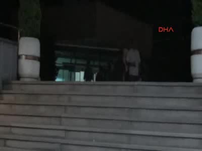 Bursa'da kadın hakim ve savcı eşi, polis aracına el ele bindi