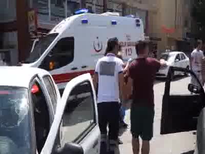 Kazada yaralandı, tedaviyi reddedip aracının başında ayrılmadı