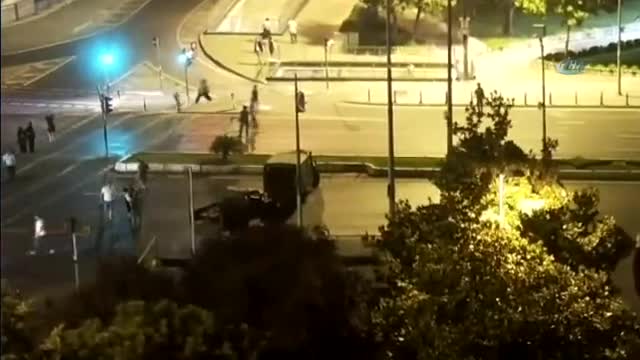 Kucağında çocuğuyla darbeci askerlerin karşısına çıktı