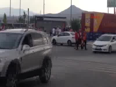 Taraftarlar kol kola stada gidiyor