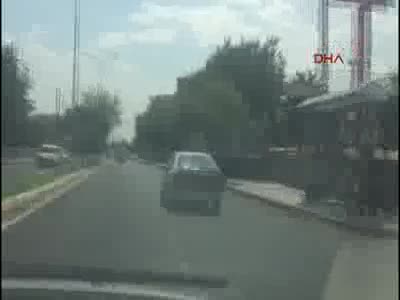 Diyarbakır'da Bölge Trafik Müdürlüğü yakınında patlama - 1
