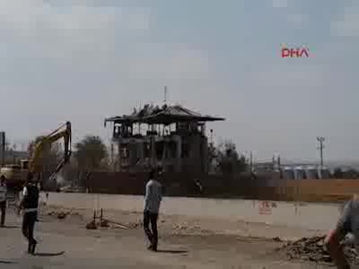 Diyarbakır'da Bölge Trafik Müdürlüğü yakınında patlama - 1