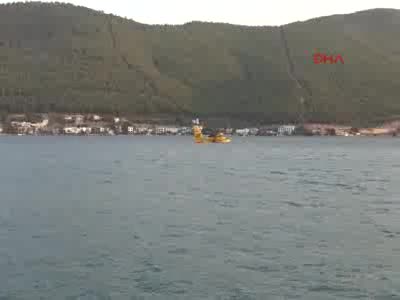 Söndürme uçağı denizin ortasında kaldı