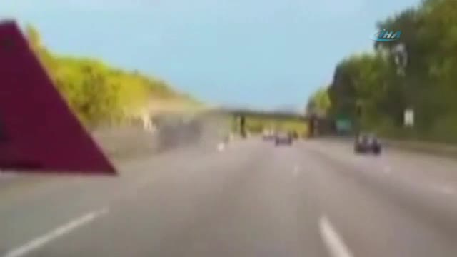 Refüje çarparak defalarca takla attı