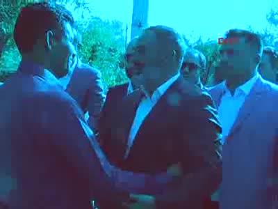 Şehit astsubay Ömer Halisdemir'e yazdığı şiiri babasına okudu