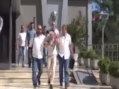 Bursa'da elinde para dolu poşetle dolandırıcıları bekleyip yakalattı