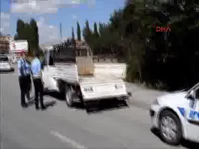 Çubuk'ta ambulans ile kamyonet çarpıştı: 6 yaralı