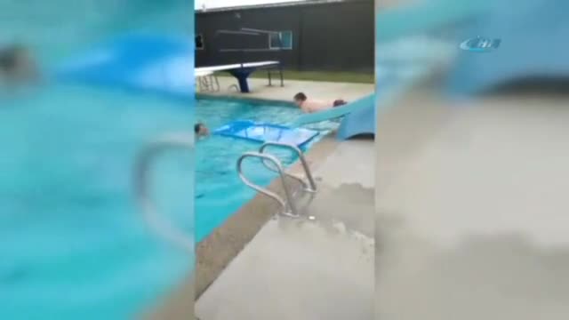 Tek amacı kaydıraktan havuza kaymaktı
