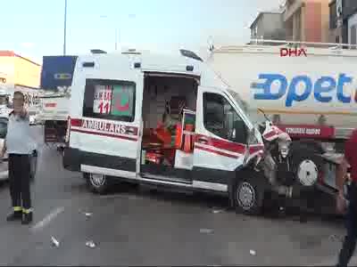 Tankerle çarpışan ambulanstaki 3 sağlık görevlisi yaralandı