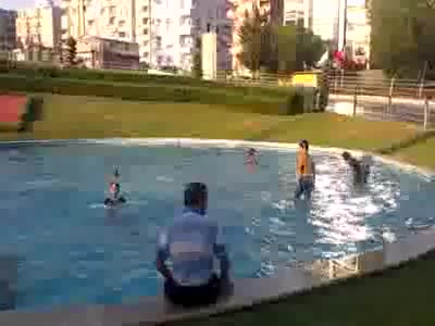 Suriyeli aile süs havuzunda serinledi