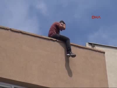 Çatıdan atlayan genç, "Ölmeyi bile beceremedim"