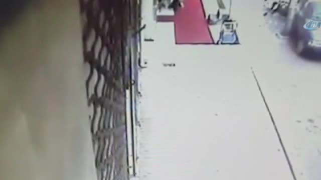 3 araca çarptıktan sonra taksinin üzerine düştü!