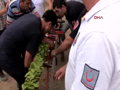 Eline çelik iğne batan kişiyi itfaiye kurtardı