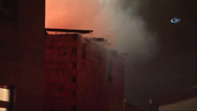 İstanbul'da korkutan yangın: Mahalleli sokağa döküldü