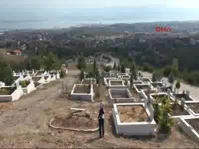Mezarları tahrip edip taşlara uygunsuz yazı yazdılar