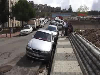 Maltepe'de yolun bir kısmı çöktü: 10 araç çukura saplandı