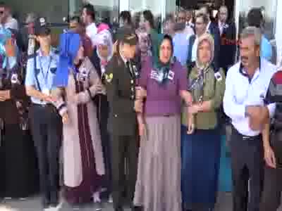 Şehidini karşılayan annenin feryadı yürek yaktı