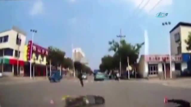 Kurye otomobille böyle çarpıştı