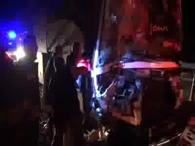 Edirne'de otobüs, önündeki TIR'a çarptı: 1'i ağır, 11 yaralı
